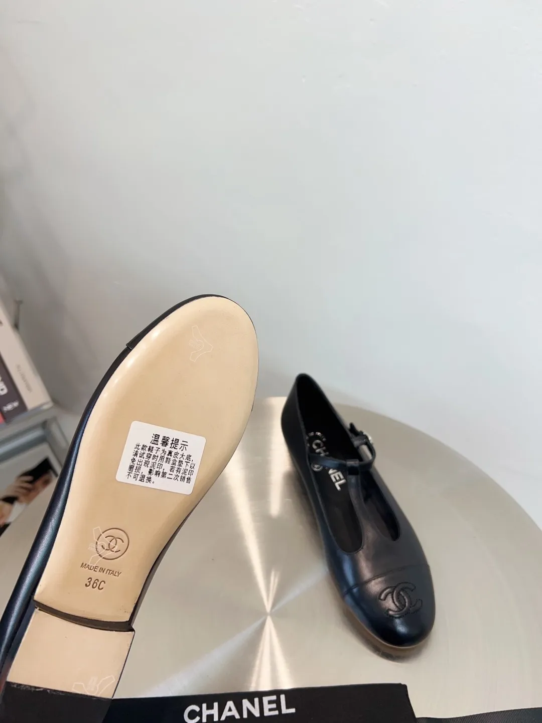 👟👟Ex-factory price 520👟👟 CHANEL Chanel classic three-color T-strap flat ballet shoes, Mary Jane shoes, Grandma Xiang’s consistent elegant ladylike temperament, full of high-end sense! It’s very nice on the feet~Whether it’s worn barefoot or paired with skirts or trousers, it’s very versatile! Incomparably beautiful! It’s so special. I’m very impressed with the details. (The version bought at the counter is developed and made according to the authentic 1:1 version. The details are perfect and more refined and durable. The upper foot is very pedicure-type. The key point is that it is very good and easy to control. ▪Fabric: Original custom-made mixed sheep. ▪Inner lining: imported sheepskin. ▪Outsole: Italian leather outsole. ▪Size: 35-39 (40, 41, 42 are custom-made and cannot be returned)